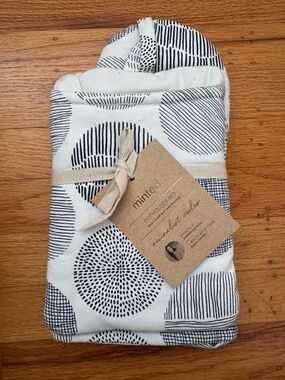 NWT Minted Potholder Set "Minimalist Circles" Oven Mitt & Potholder